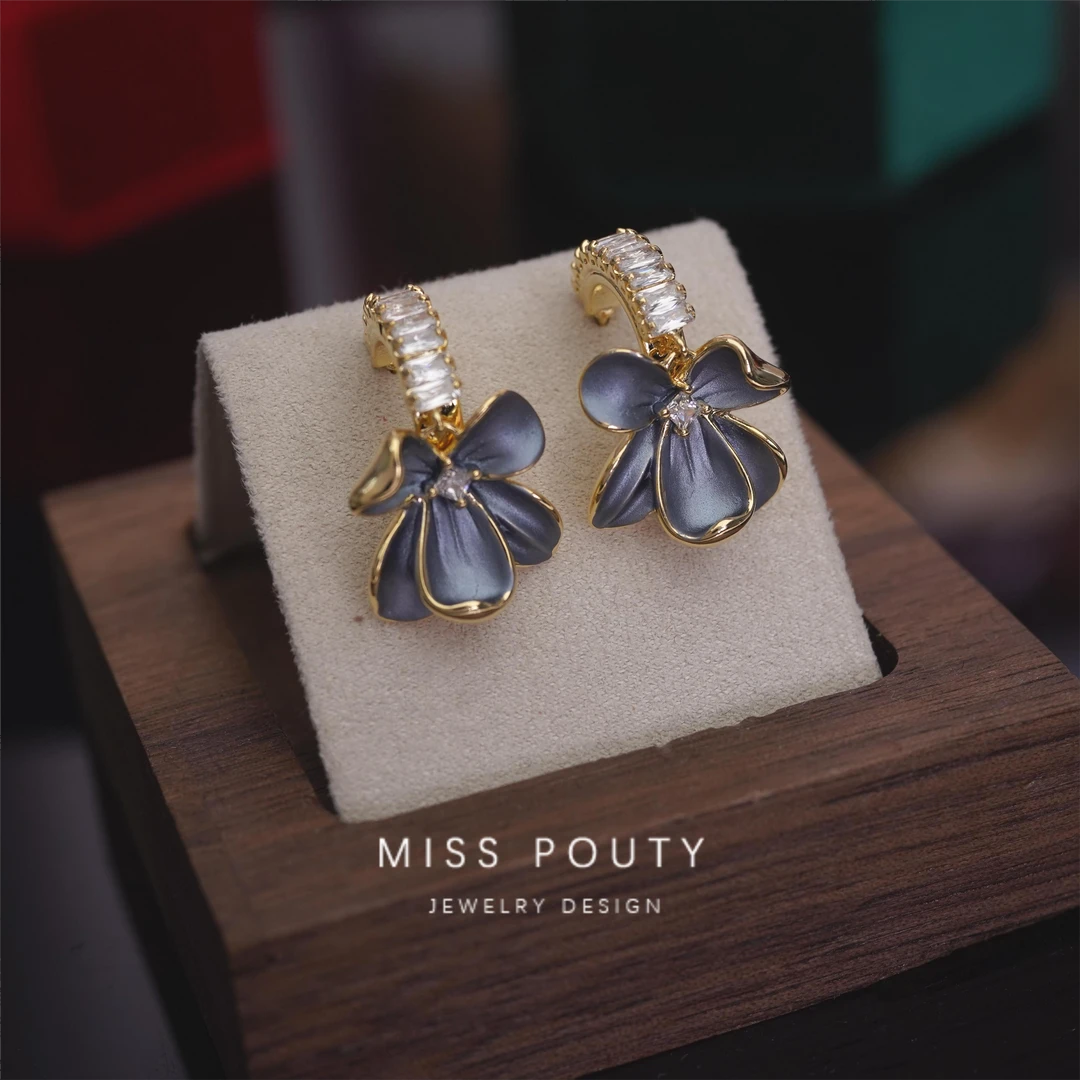 Miss Pouty 铜合金合成锆石耳饰 1150蓝花耳钉耳环耳饰