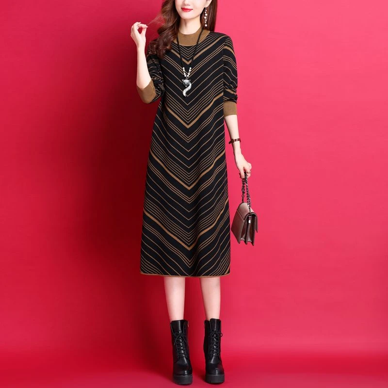 1320 圆领连衣裙女秋冬新款时尚条纹气质宽松遮肚过膝毛衣裙子