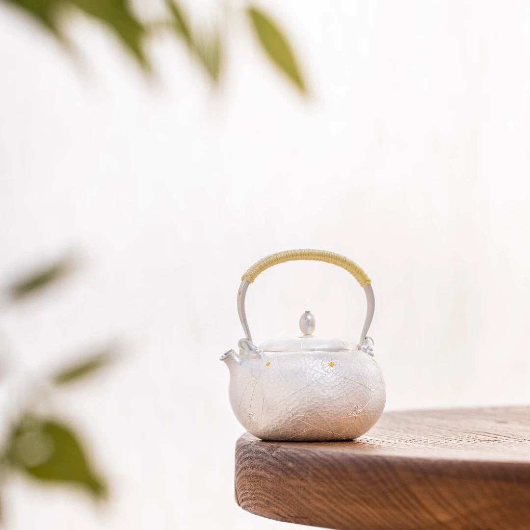 【520礼物】蜂鸟工坊素小姐 錾刻花纹珍珠钮贴金提梁小壶 SXJA1037