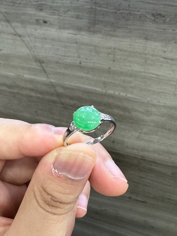 天然缅甸翡翠蛋面戒指