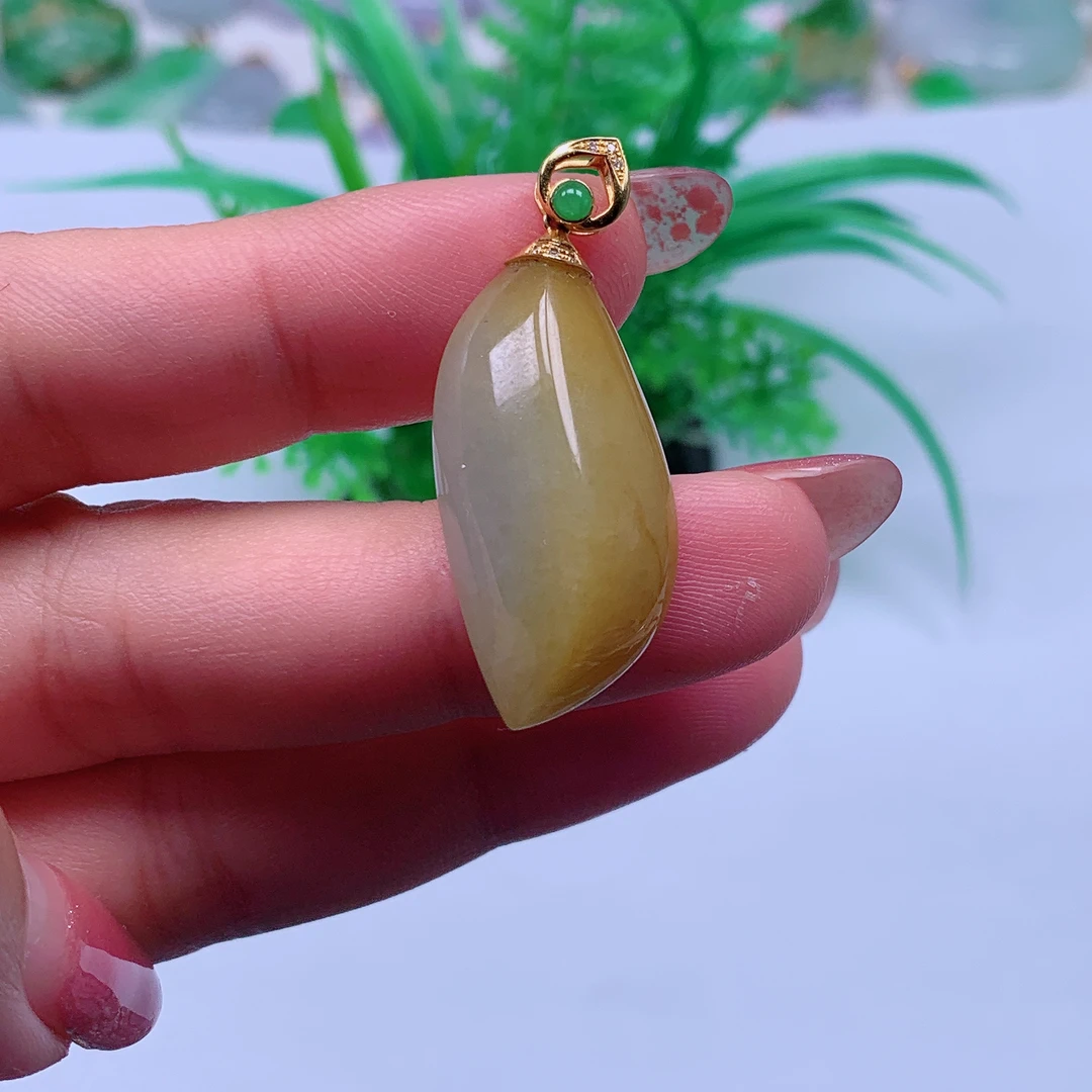 缅甸天然A货翡翠，黄翡随形 编号44/1126尺寸 31.8-14.9-8.9