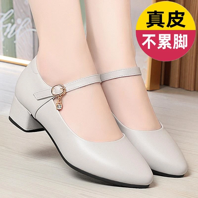 妈妈鞋真皮单鞋中年女鞋舒适一字扣带软底白色跳舞中老年走秀皮鞋
