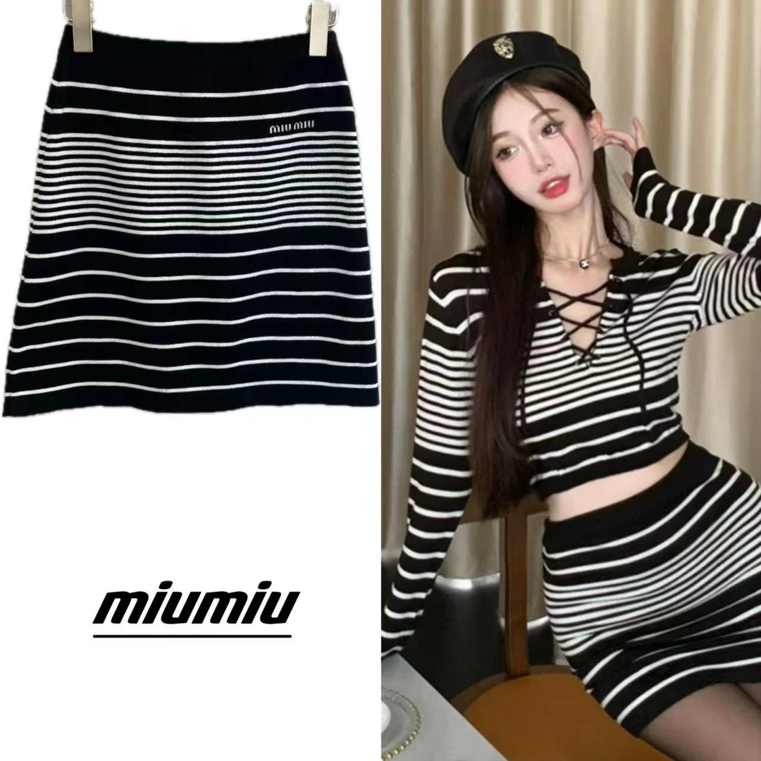 全新未使用 MIU MIU/缪缪 MIUMIU 女士黑白条纹针织半裙 wsk30025