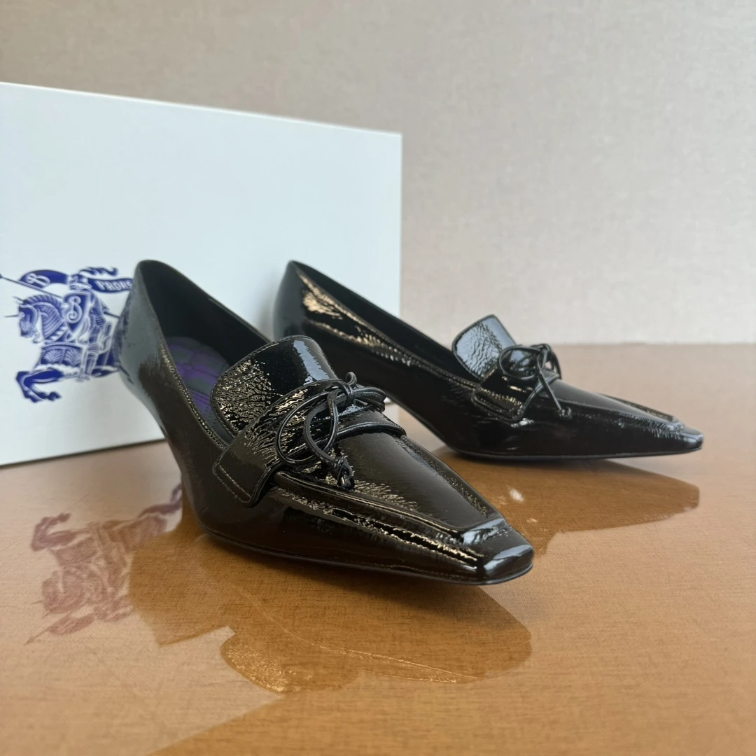 全新未使用 BURBERRY/博柏利 女士黑色漆皮高跟鞋 WHH30020