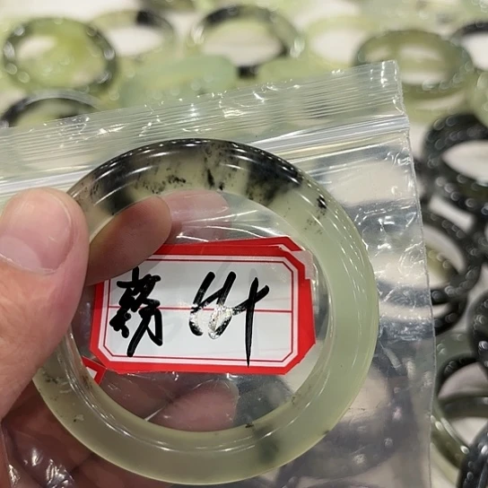 蛇纹石玉手镯未镶嵌蒶****僷