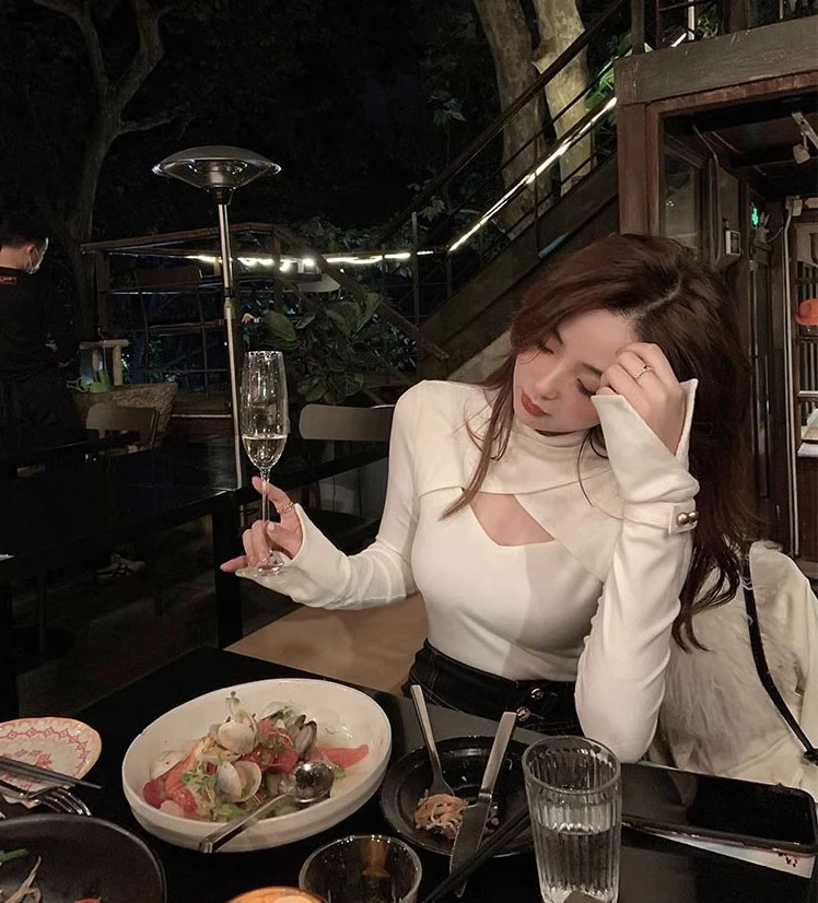 半高领白色T恤打底衫女2025秋冬款内搭小心机女人味挂脖锁骨上衣