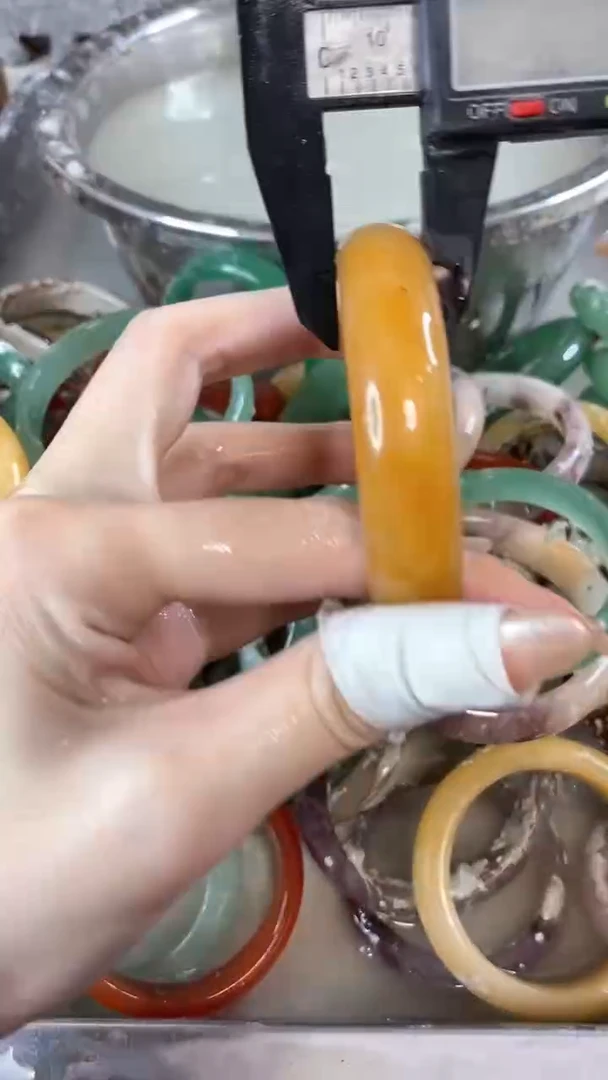 【闪购商品】石英质玉手镯未镶嵌5960+177