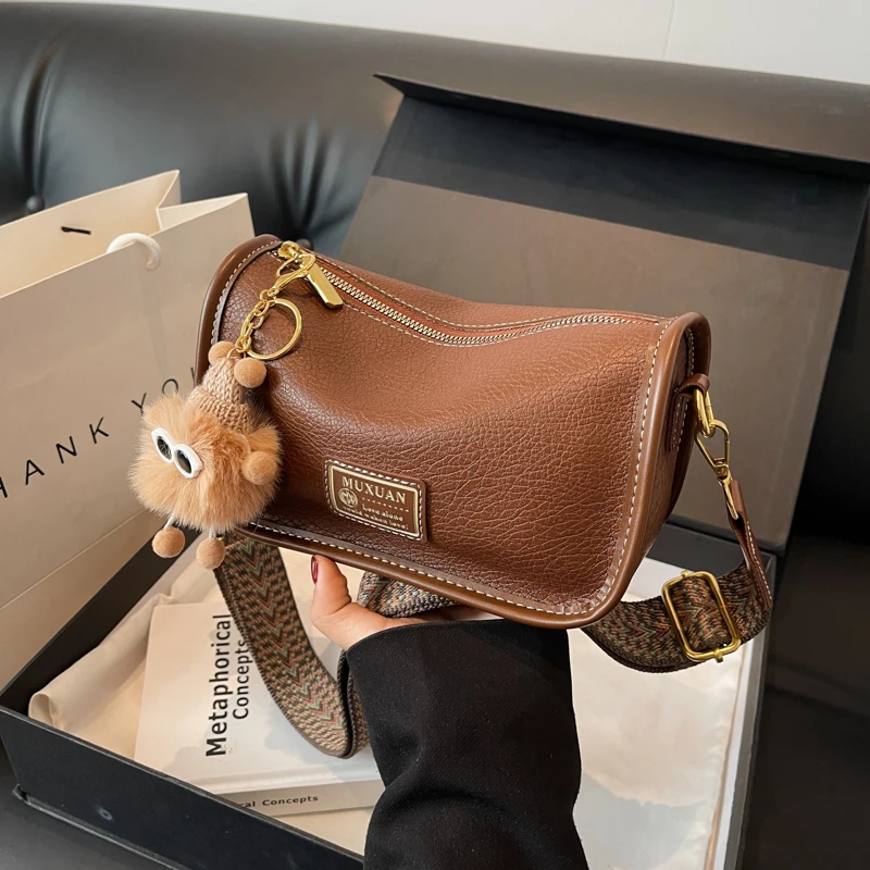 波士顿包包女2024新款高级感法棍单肩包今年流行宽带斜跨小枕头包