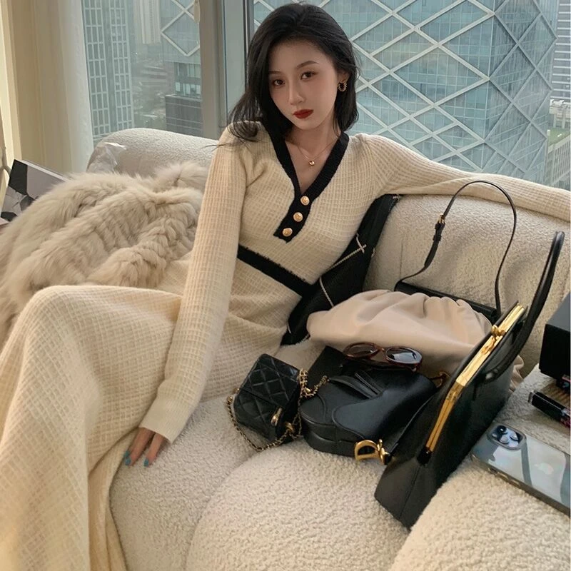 2711早秋高级感小香风打底配大衣针织连衣裙女秋冬过膝v领毛衣裙