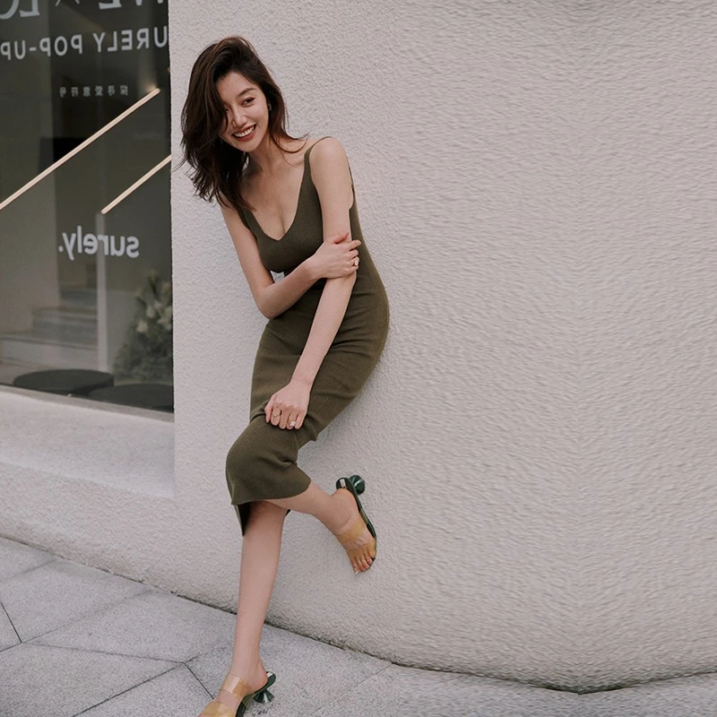 2849法式复古绿色修身露背打底针织吊带连衣裙包臀性感长裙女收腰