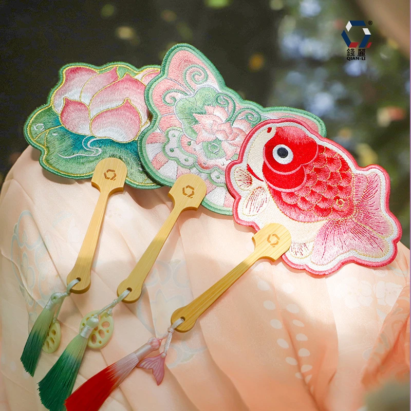 【钱丽】国风异形手摇扇异形刺绣荷花金金鱼扇仙气便携文创扇子挂件