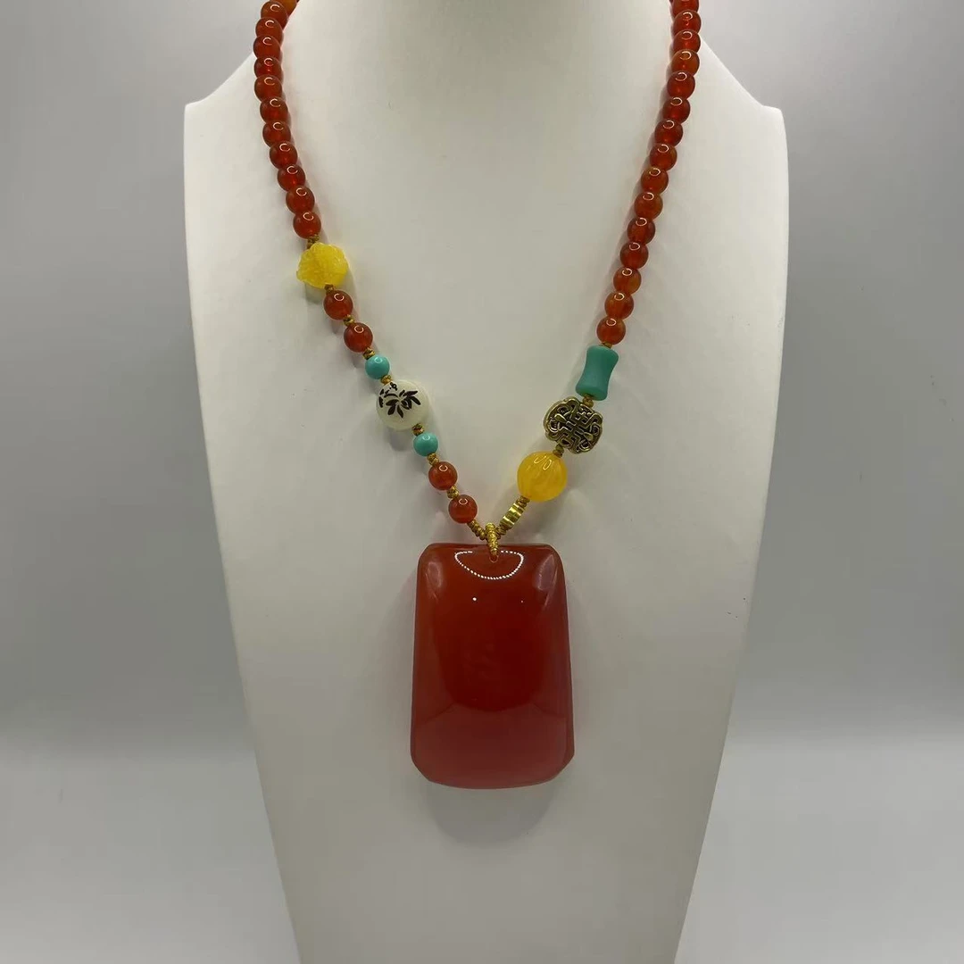 710百搭款鸡油红无事牌项链