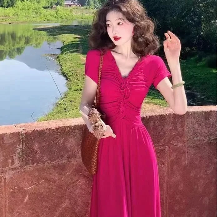 吃绿se菜 玫红色连衣裙