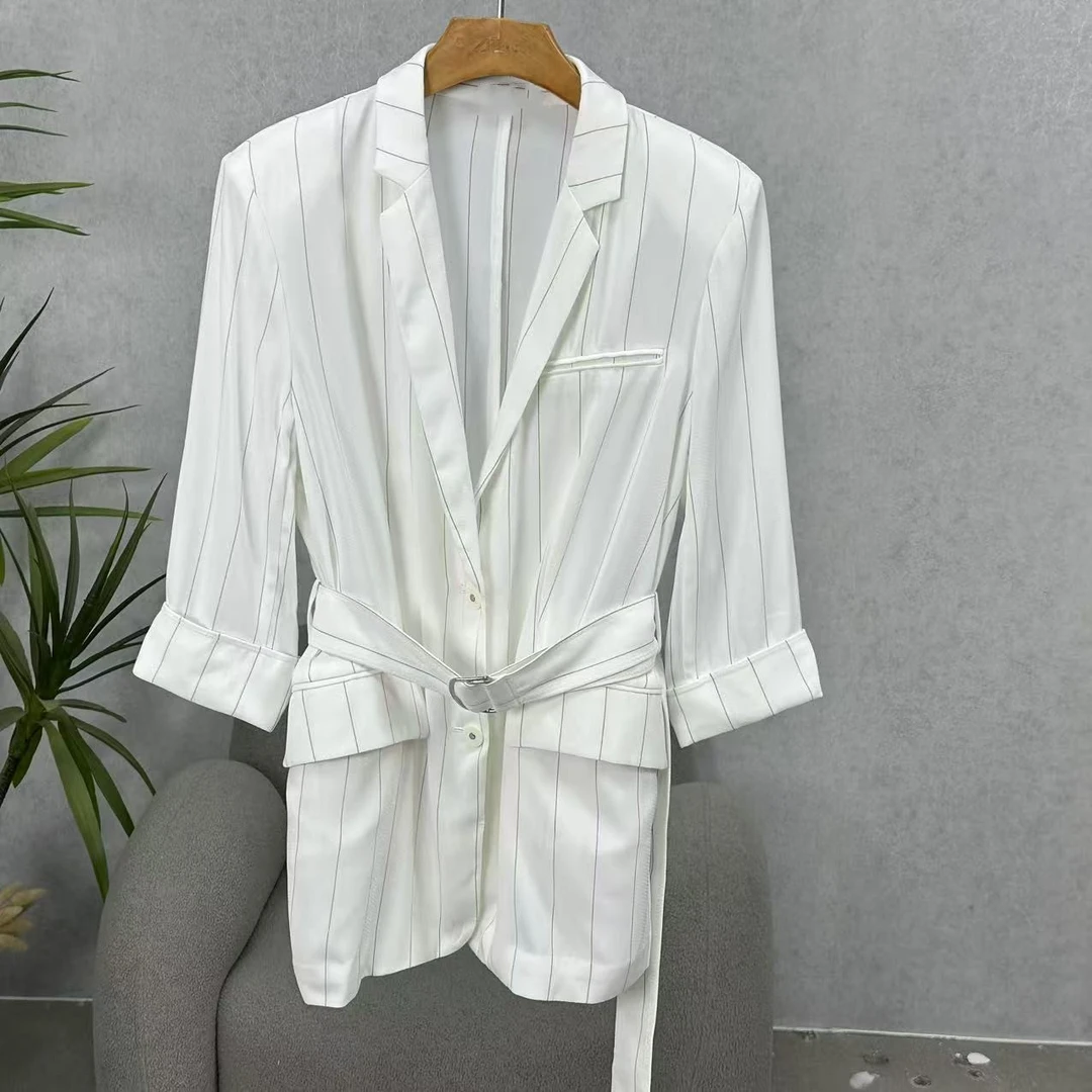 LI丽系列  Z977   女装时尚撤柜休闲西装外套白色21566011