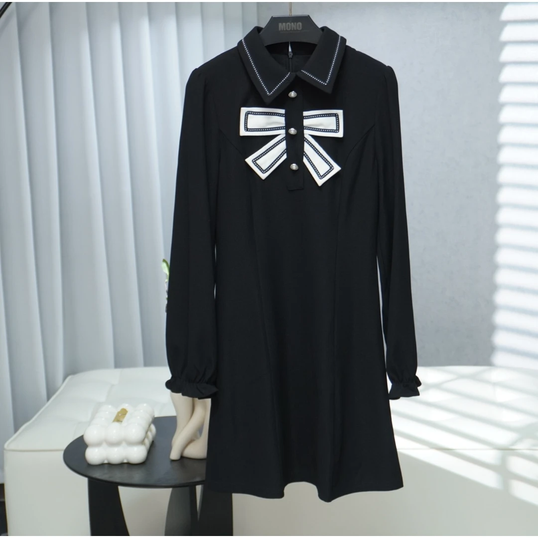 麦系列   Z022    女装简约时尚方领连衣裙黑色W229271307000