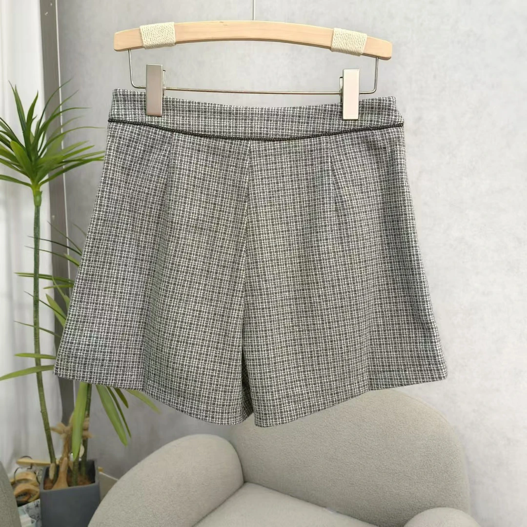 咏系列    Z024   女装时尚撤柜格子短裤黑白格Y6111009