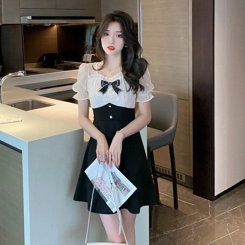 方领气质小香风甜美黑色显瘦拼色假两件收腰小个子连衣裙女夏季款