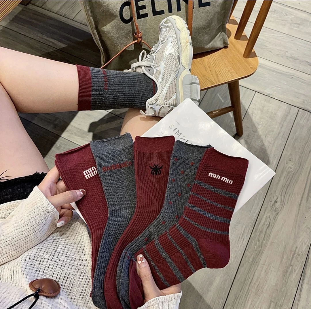 袜子女秋冬新款简约网红百搭透气安可拉红刺绣时尚潮流高筒堆堆袜