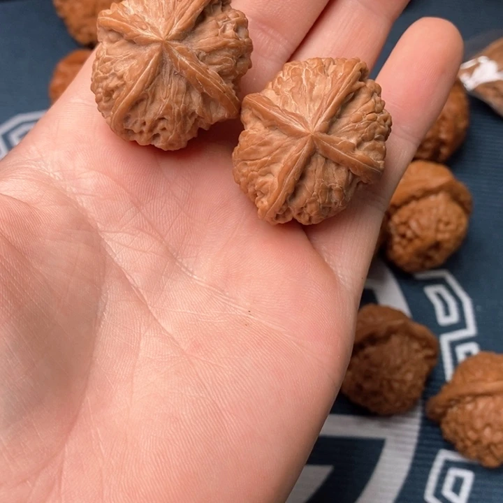 文玩核桃吊坠刘*国三棱