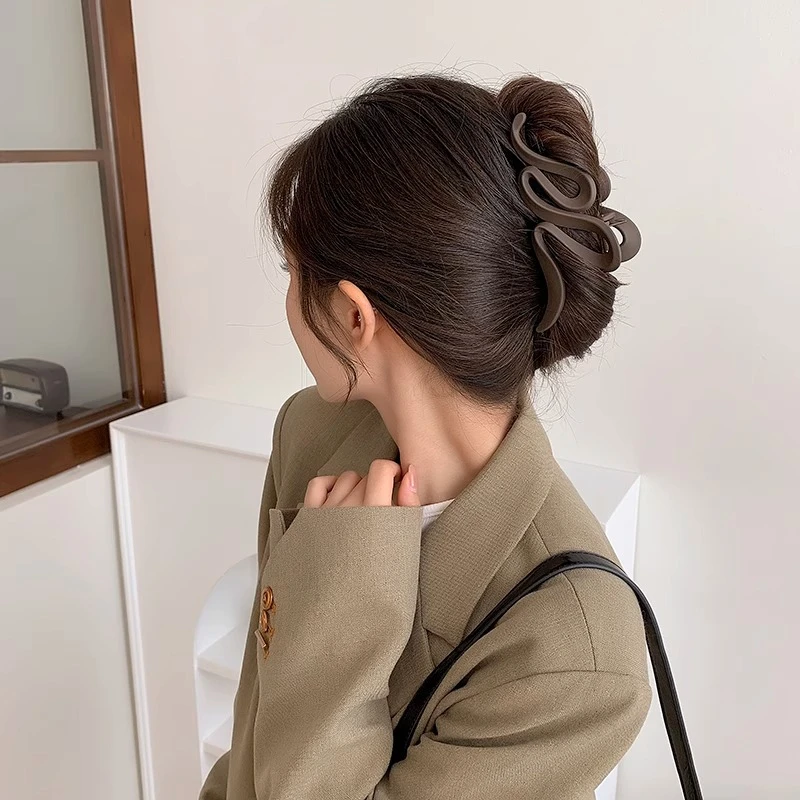 美拉德曲线抓夹女后脑勺盘发发夹2023新款鲨鱼夹头饰发卡头发夹子
