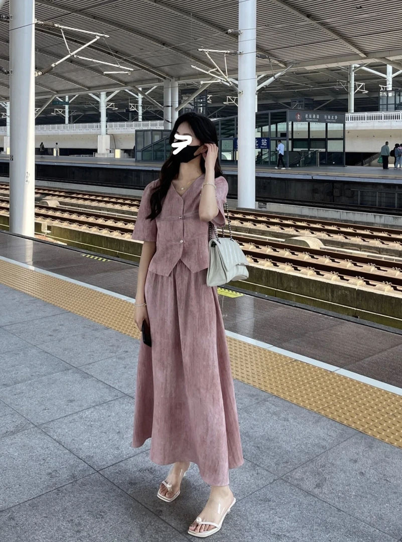 【现货】新款百搭时尚V领半袖上衣女2024夏季高腰减龄半身裙两件套