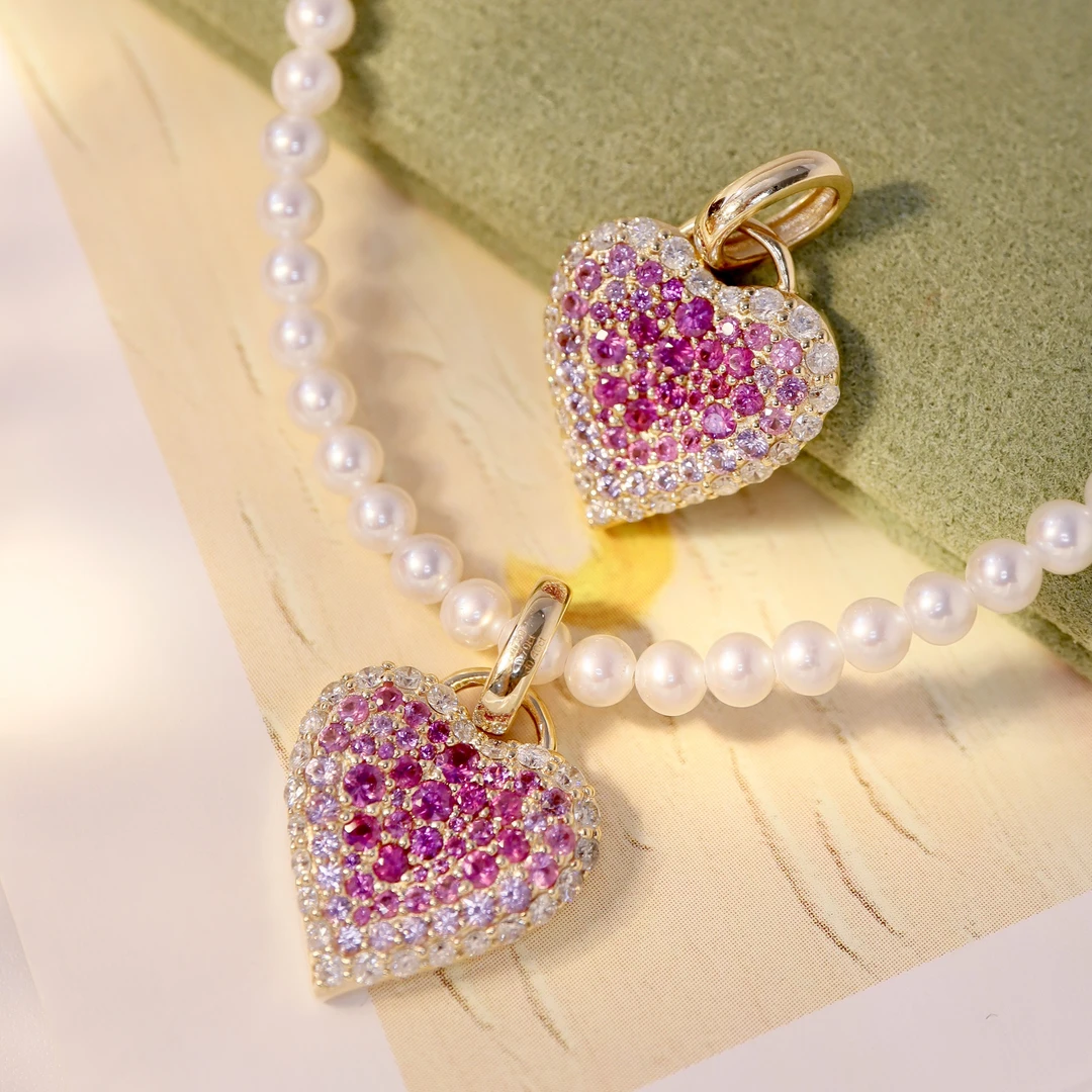 18K金粉色爱心吊坠 镶嵌钻石 粉蓝宝 百搭少女时尚气质