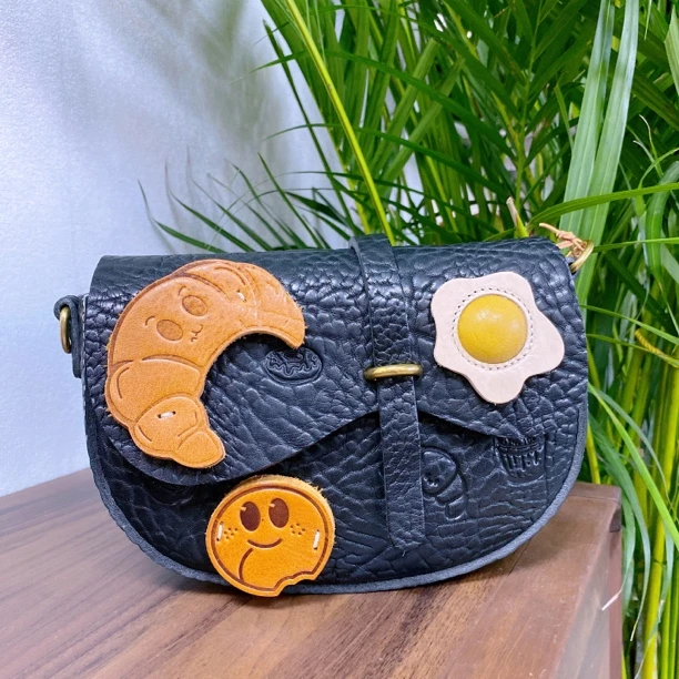 旗牛 缩纹头层羊角可颂蛋仔大马鞍斜挎包（207）