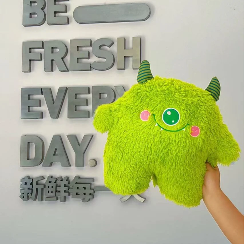 绿色小怪兽毛绒玩具