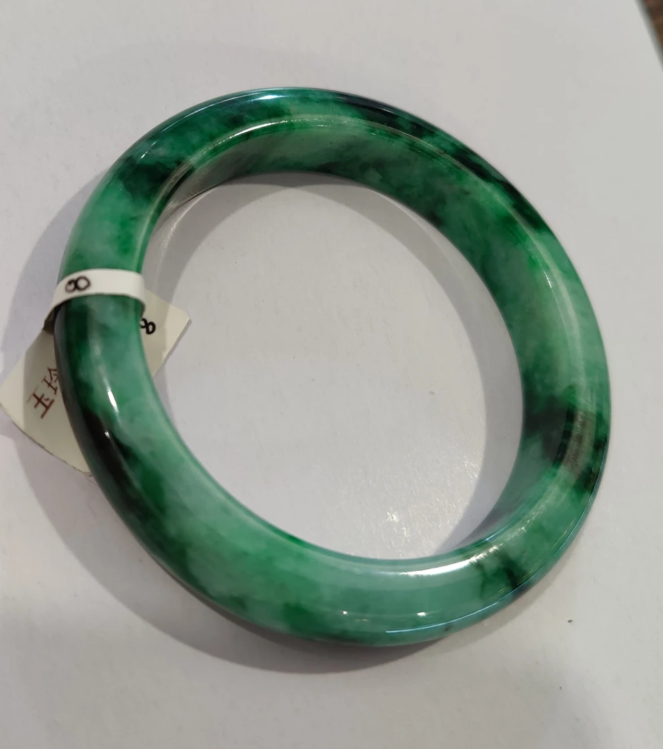 老料翡翠手镯，颜色艳绿，可以收，可以送
