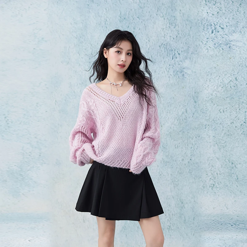 至漫ZHIMAN【镂月裁云】法式慵懒重工挑洞绞花珠片软糯V领套头毛衣