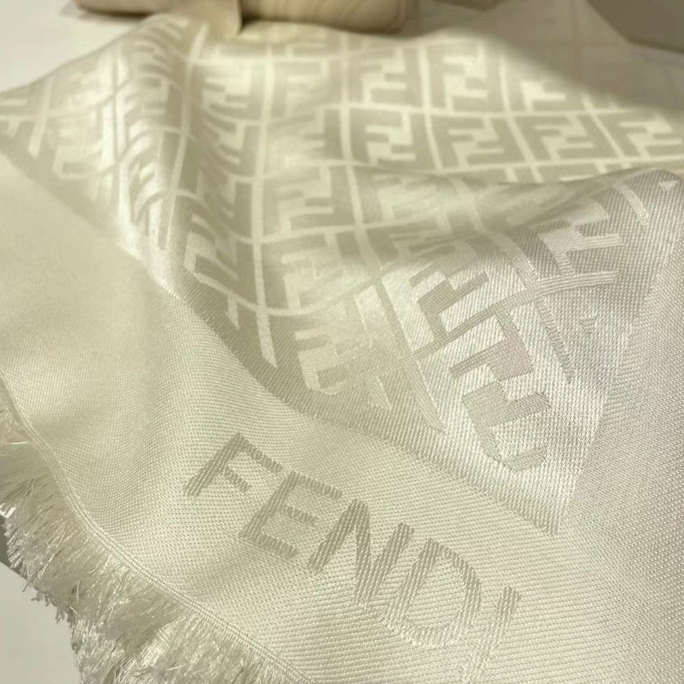 全新未使用  【佳娴】FENDI 经典logo满印珠光围巾 TP027053