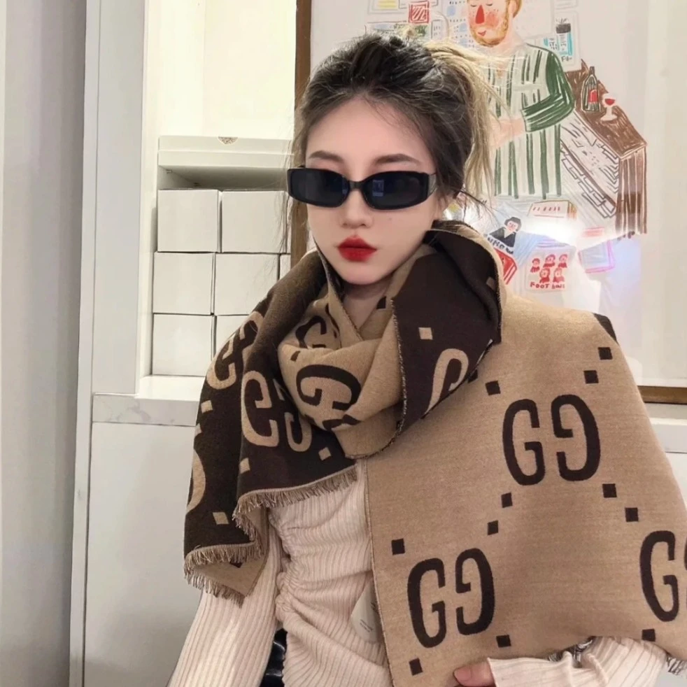 全新未使用  【佳娴】GG 大LOGO提花围巾 浅咖色  P243026572