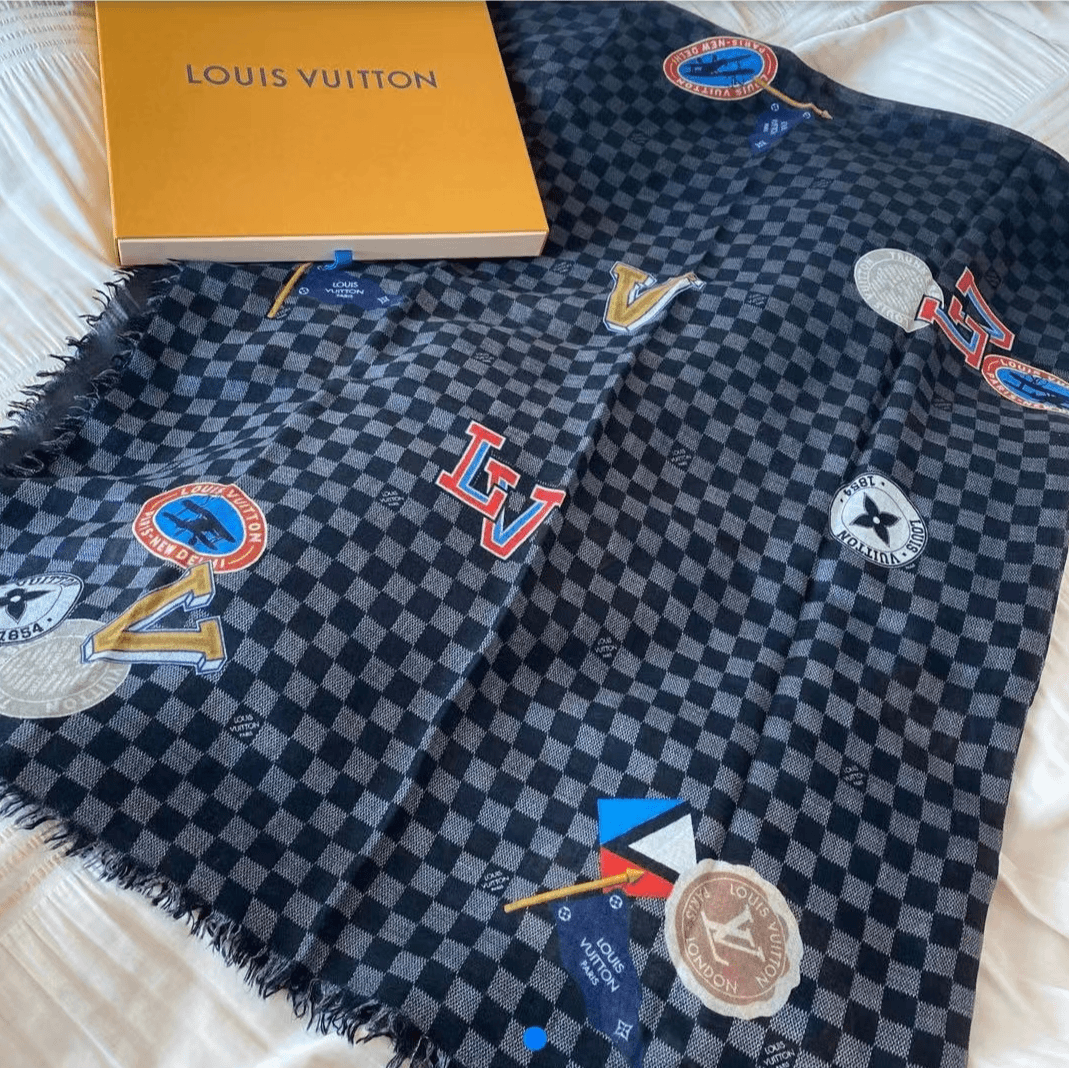 99新  【佳娴】LV 蓝色棋盘格卡通logo印花围巾 15外