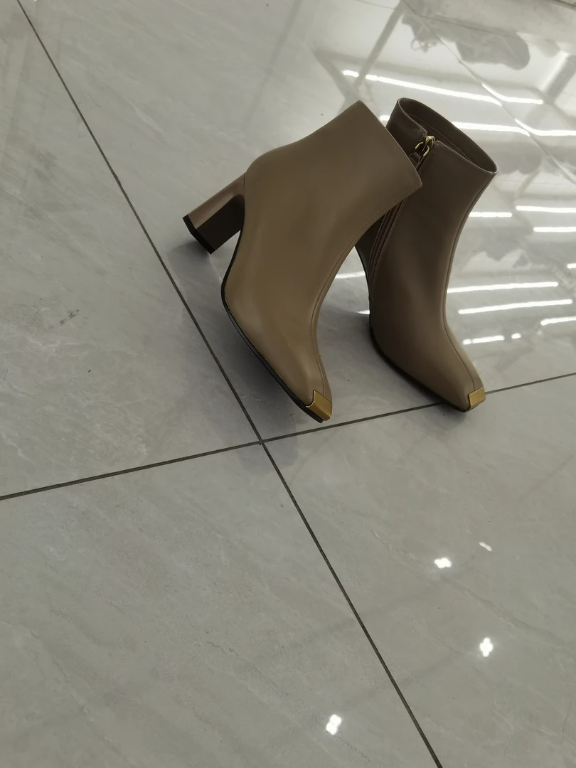 2024年冬季头层牛皮时尚款短靴