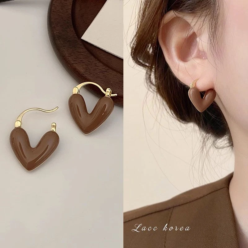 法式复古爱心耳环2025秋冬上新雅丹小众百搭高级感美拉德耳饰女