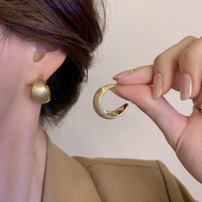 2025秋冬上新金色磨砂拉丝C型耳钉ins简约冷淡风时尚气质港风耳饰