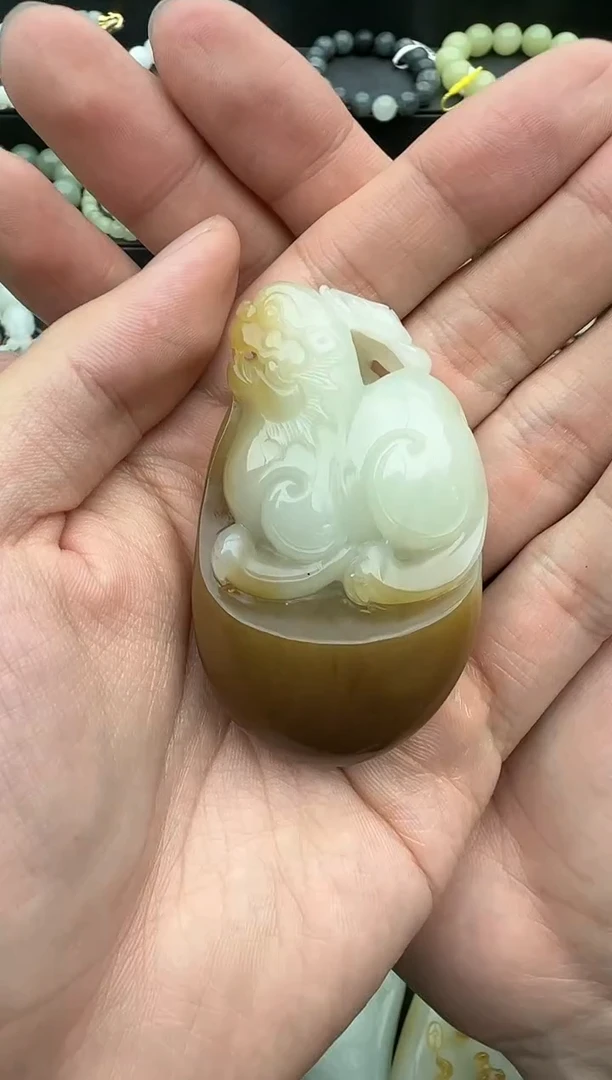 【闪购商品】和田玉手把件未镶嵌且末糖白瑞兽手把件微色差