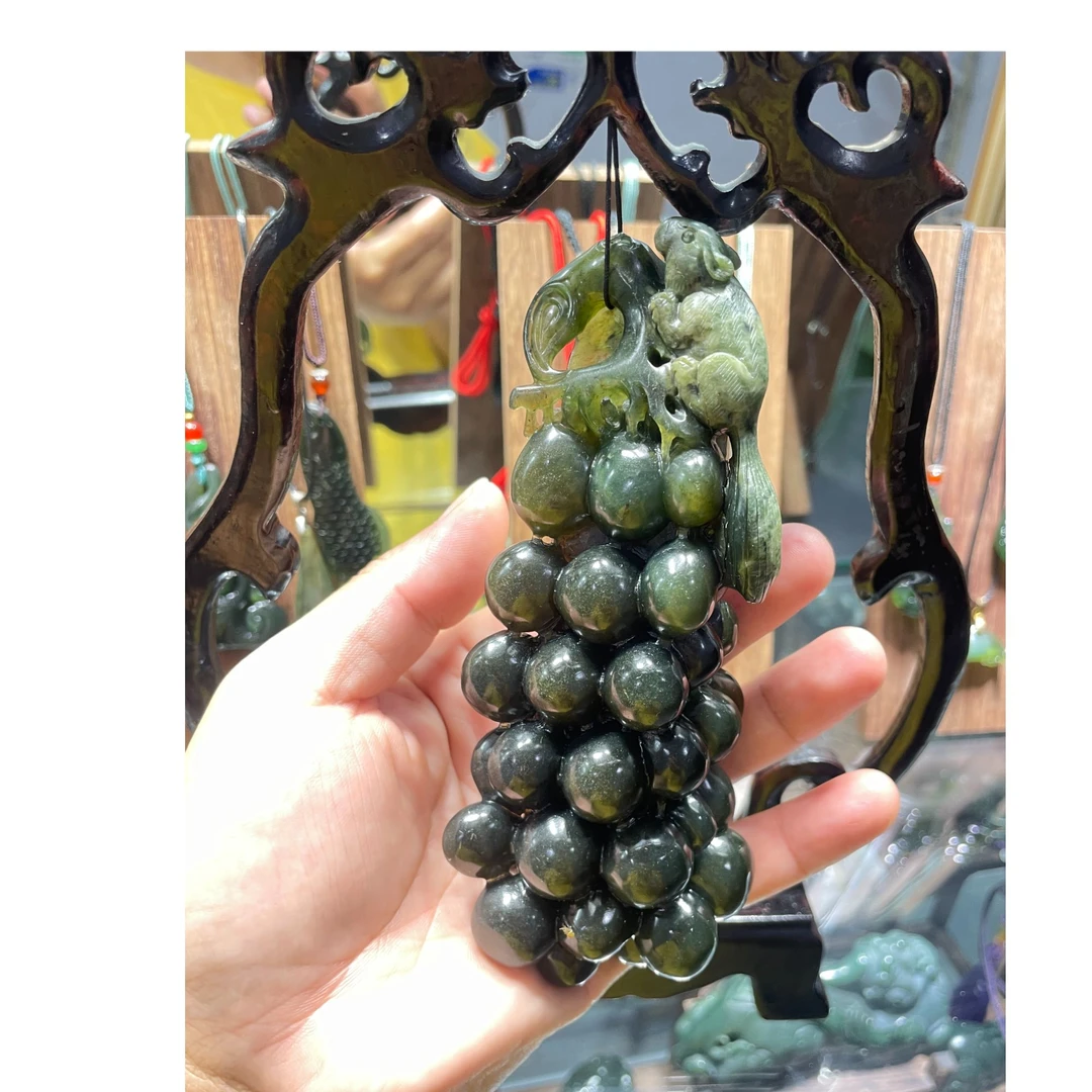 泰山玉紫檀料摆件松鼠葡萄俏色巧雕