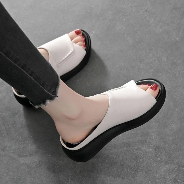 【花家】真软皮厚底休闲妈妈拖鞋女夏季2024新款外穿防水坡跟凉鞋