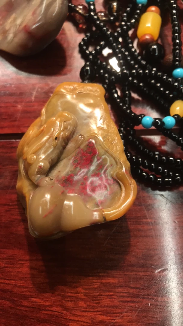 昌化鸡血石，质地细腻柔软光滑