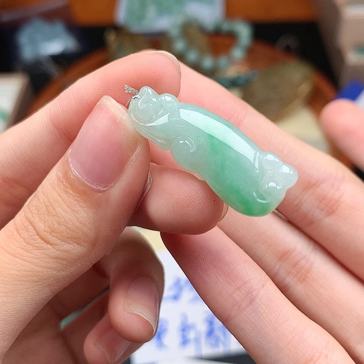 翡翠颈饰未镶嵌如意