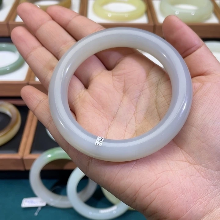 和田玉手镯未镶嵌56