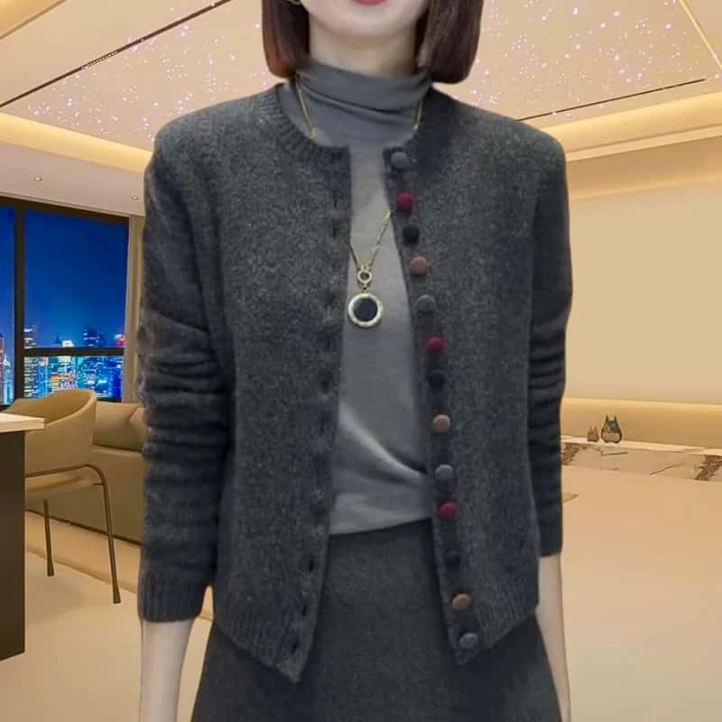 秋冬宽松气质长袖圆领针织开衫女士2025新款时尚彩扣休闲内搭上衣