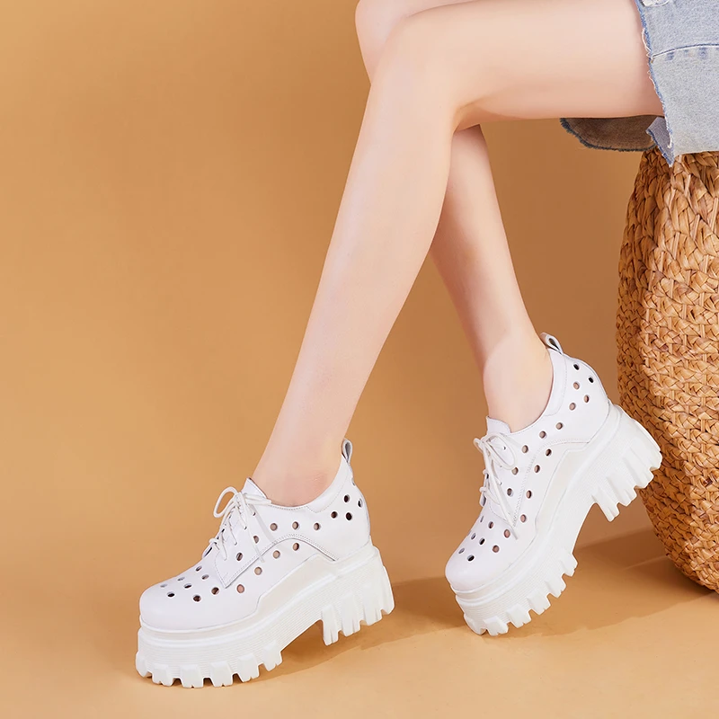 内增高10厘米小白鞋真皮时尚女鞋2023新款透气洞洞鞋显瘦镂空单鞋