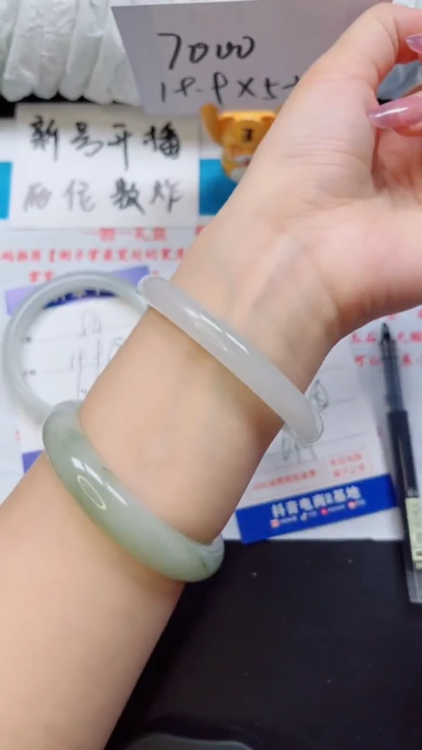 【闪购商品】石英质玉手镯未镶嵌95