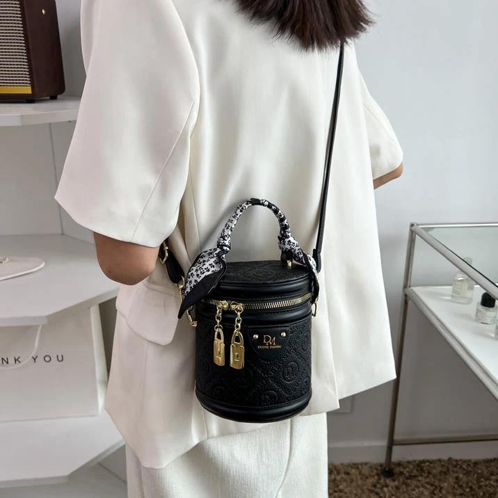 轻奢女2025新款斜挎包高级感网红爆款ins手提水桶包秋季新款女包