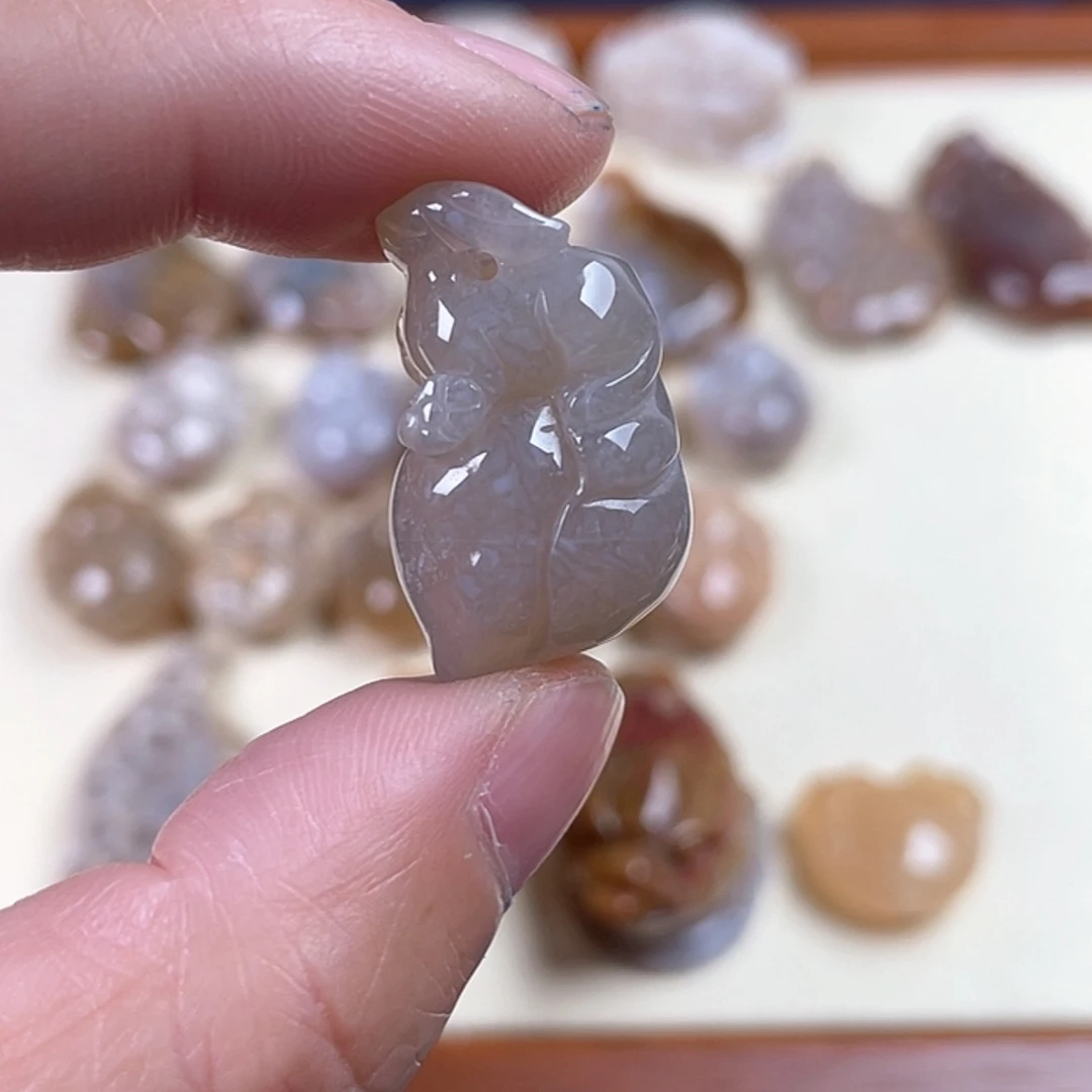 【闪购商品】硅化玉吊坠未镶嵌薄**?