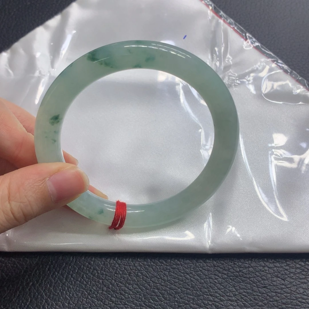 翡翠手镯未镶嵌翡翠