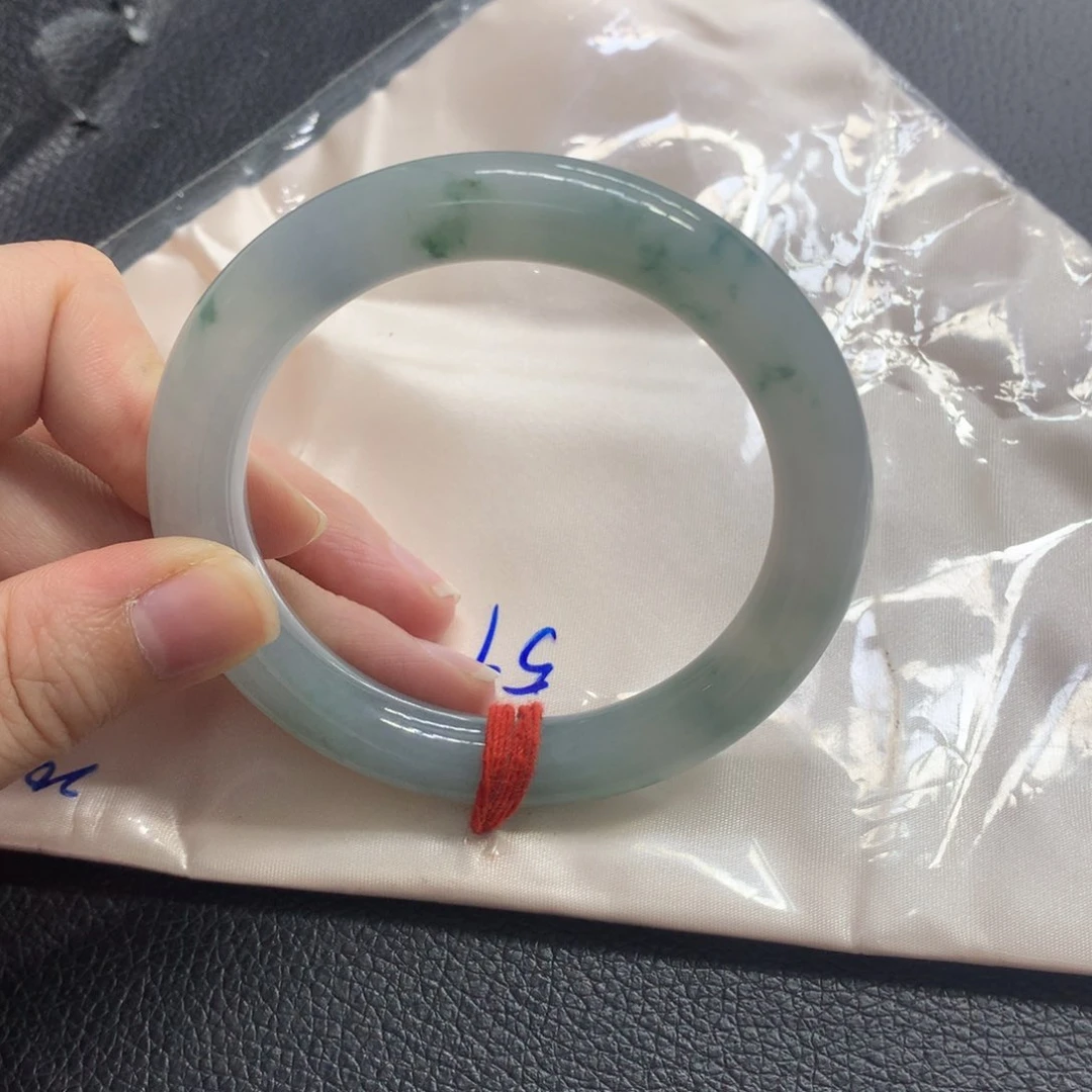 翡翠手镯未镶嵌翡翠