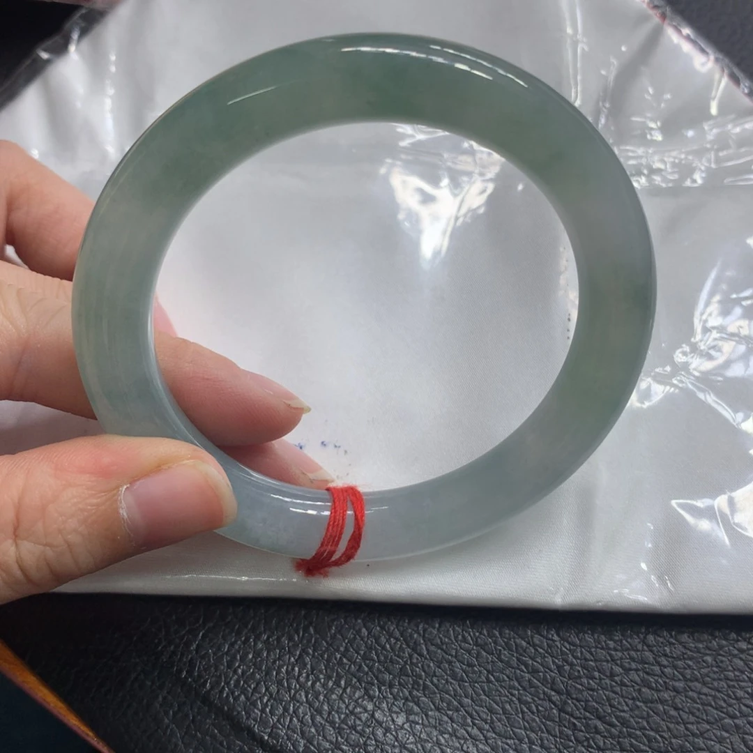 翡翠手镯未镶嵌翡翠